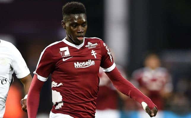 Rennes (L1) et Mondial 2018 : Ismaila Sarr, 5 mois pour prouver - wiwsport Metz' Senegalese midfielder Ismaila Sarr (R) vies for the ball with Paris Saint-Germain's French defender Presnel Kimpembe during the French L1 football match between Metz (FCM) and Paris (PSG) on April 18, 2017 at Saint Symphorien stadium in Longeville-Les-Metz, eastern France. / AFP / Jean Christophe VERHAEGEN
