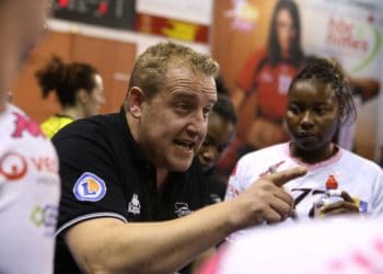 ©© AZRIA JEAN CLAUDE/WORLDPICTURES/MAXPPP ; 22 OCTOBRE 2014 / NIMES / FRANCE / PARNASSE DES COSTIERES CHAMPIONNAT DE FRANCE DE LFH D1 DE HAND FEMININ ENTRE LE HBCN DE NIMES ET FLEURY LOIRET HB / L ENTRAINEUR DE FLEURY HAND BOUGEANT FREDERIC (MaxPPP TagID: maxsportsworldtwo202488.jpg) [Photo via MaxPPP]