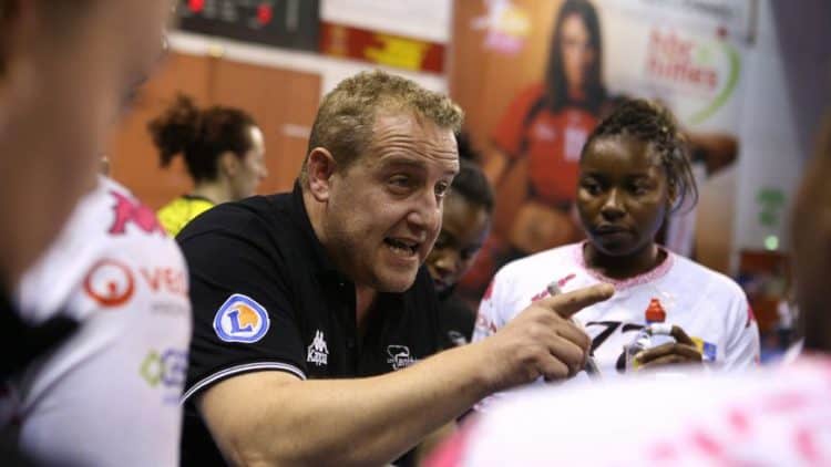 ©© AZRIA JEAN CLAUDE/WORLDPICTURES/MAXPPP ; 22 OCTOBRE 2014 / NIMES / FRANCE / PARNASSE DES COSTIERES CHAMPIONNAT DE FRANCE DE LFH D1 DE HAND FEMININ ENTRE LE HBCN DE NIMES ET FLEURY LOIRET HB / L ENTRAINEUR DE FLEURY HAND BOUGEANT FREDERIC (MaxPPP TagID: maxsportsworldtwo202488.jpg) [Photo via MaxPPP]