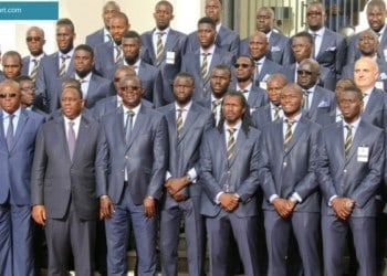 Remise du drapeau national – Macky Sall galvanise les lions: « On nous tue, on ne nous déshonore pas »