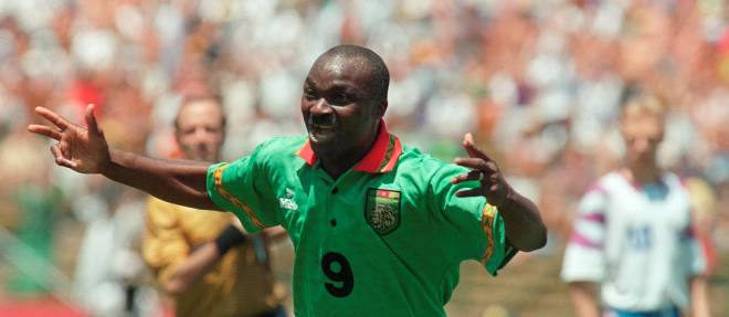 Roger Milla : "La Colombie est supérieure à l’équipe du Sénégal" - wiwsport Cameroon's forward Roger Milla celebrates after scoring a goal against Russia 28 June 1994 at Stanford stadium in San Francisco during their Soccer World Cup match. At age 42, Roger Milla became the oldest player ever to score a goal in World Cup history, but could not help his team as Russia won 6-1 with forward Oleg Salenko, scoring a record 5 goals. AFP PHOTO/ANTONIO SCORZA