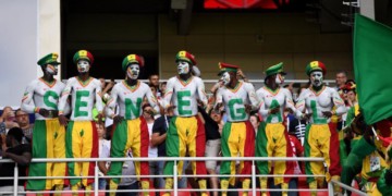 Discipline des sénégalais: Les supporters des lions nettoient les tribunes après le match - wiwsport