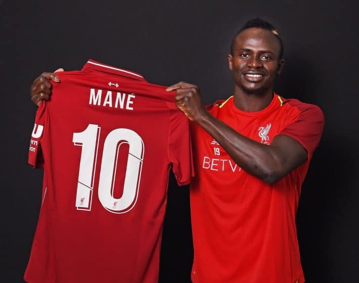 Social - Sadio Mané offre une centaine de maillots aux enfants du Malawi - wiwsport Social - Sadio Mané offre une centaine de maillots aux enfants du Malawi - wiwsport
