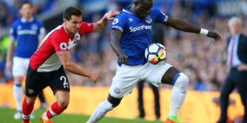 LIVERPOOL, ENGLAND - MAY 05:  Cedric Soares of Southampton battles for possession with Oumar Niasse of Everton during the Premier League match between Everton and Southampton at Goodison Park on May 5, 2018 in Liverpool, England.  (Photo by Alex Livesey/Getty Images)