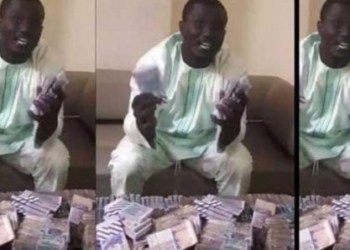 Balla Gaye exhibe des liasses de billets