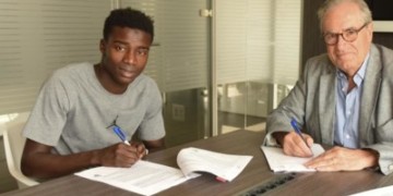 FC Barcelone : Wagué signe un contrat de 5 ans et la clause fixée à 100 millions d’euros - wiwsport