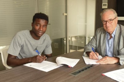 FC Barcelone : Wagué signe un contrat de 5 ans et la clause fixée à 100 millions d’euros - wiwsport FC Barcelone : Wagué signe un contrat de 5 ans et la clause fixée à 100 millions d’euros - wiwsport