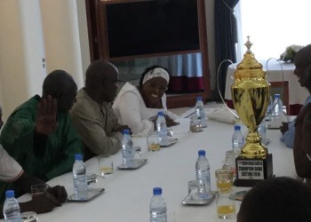 (Photos) Le Saint Louis Basket Club a présenté son trophée à Marième Faye Sall, sa marraine, Regardez!