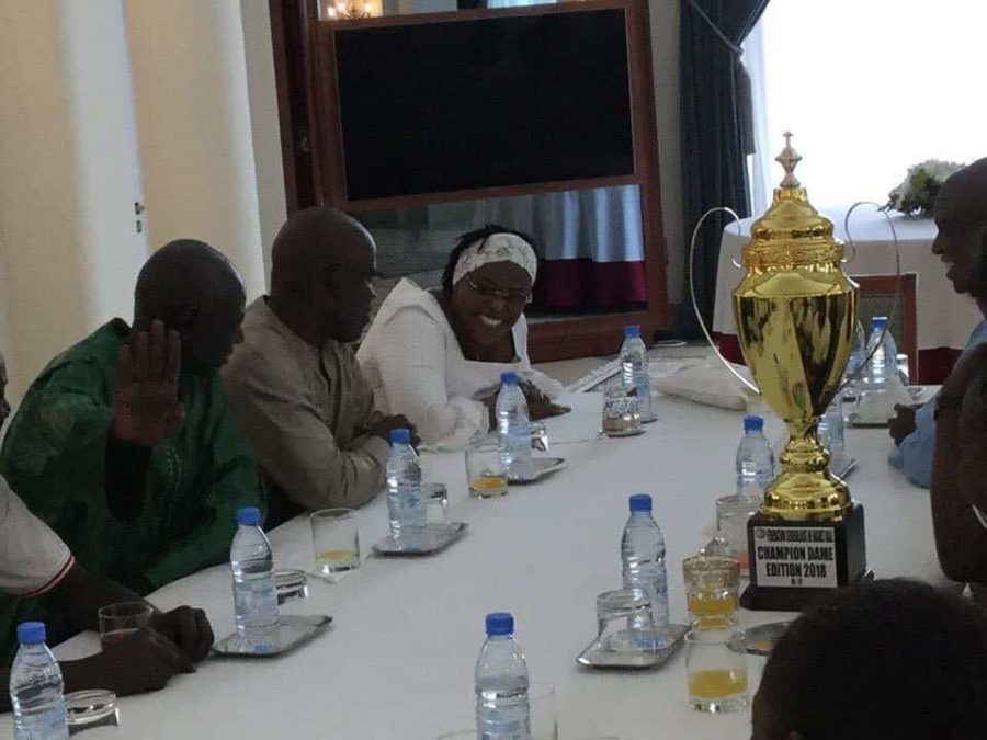 (Photos) Le Saint Louis Basket Club a présenté son trophée à Marième Faye Sall, sa marraine, Regardez! - wiwsport (Photos) Le Saint Louis Basket Club a présenté son trophée à Marième Faye Sall, sa marraine, Regardez! - wiwsport
