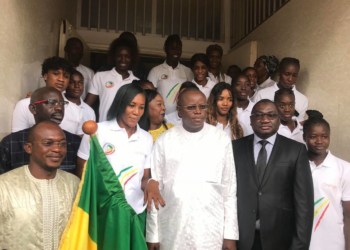 Le ministre des sports Matar Ba a remis le drapeau national aux lionnes en partance pour le Mondial féminin en Espagne