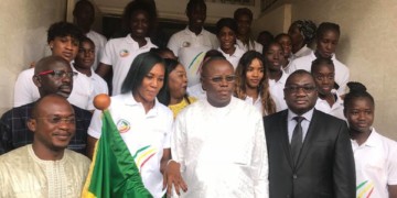 Le ministre des sports Matar Ba a remis le drapeau national aux lionnes en partance pour le Mondial féminin en Espagne - wiwsport