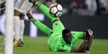 Spal's Senegalese goalkeeper Alfred Gomis makes a save during the Italian Serie A football match Juventus vs Spal  at the Allianz stadium in Turin on October 25, 2017.  / AFP PHOTO / MIGUEL MEDINA