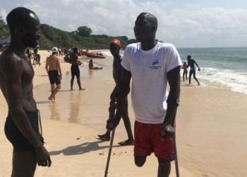 Traversée Dakar-Gorée: sportifs handicapés et valides nagent ensemble