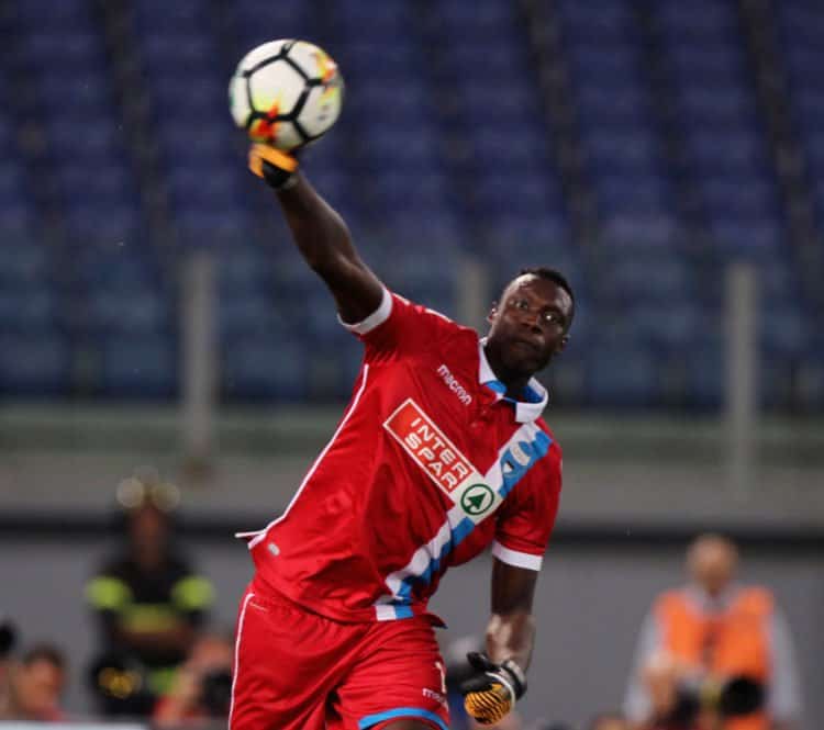 ROME, ITALY - AUGUST 20:   Spal goalkeeper Alfred Gomis in action during the Serie A match between SS Lazio and Spal at Olimpico Stadium on August 20, 2017 in Rome, Italy.  (Photo by Paolo Bruno/Getty Images)