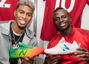 Liverpool – Sadio Mané pose avec la star du baseball Francisco Lindor