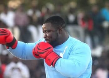 Regardez Eumeu Sène qui montre ses talents de boxeur !