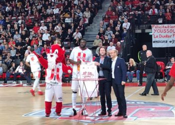 Youssou Ndoye reçoit son maillot All Star Game 2018
