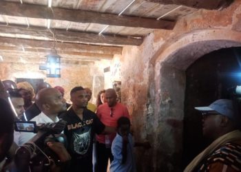 Les légendes du football africain effectuent une visite à Gorée avant le match de gala !