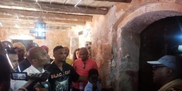 Les légendes du football africain effectuent une visite à Gorée avant le match de gala ! - wiwsport