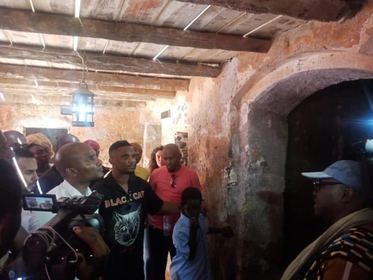 Les légendes du football africain effectuent une visite à Gorée avant le match de gala ! - wiwsport