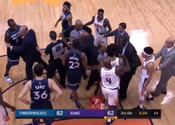 Expulsés du terrain, Gorgui Sy Dieng et Devin Booker se donnent rendez vous dans les vestiaires!