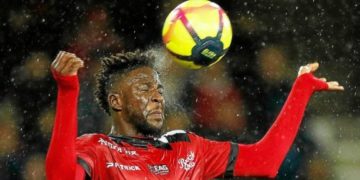 Guingamp's Senegalese defender Papy Djilobodji controls the ball during the French L1 football match between Guingamp (EAG) and Reims (SDR) on January 26, 2019, at the Roudourou stadium, in Guingamp, northwestern France.
 / AFP / CHARLY TRIBALLEAU