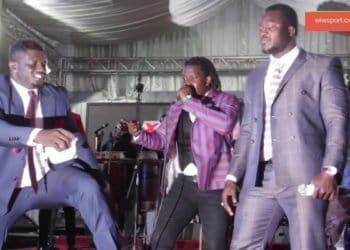 Regardez- Face to Face: Balla Gaye 2 s&rsquo;énerve et enlève son costume devant Modou Lo !