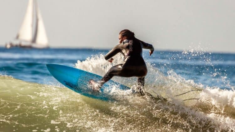 Surf: A la découverte de Khadjou Sambe, celle qui dompte les vagues californiennes ! - wiwsport VAGUE