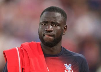 Vidéo – Crystal Palace : Cheikhou Kouyaté refuse de serrer la main à Bentéké