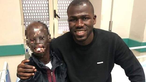Naples : Le beau geste de Kalidou Koulibaly pour un enfant défiguré ! - wiwsport Naples : Le beau geste de Kalidou Koulibaly pour un enfant défiguré ! - wiwsport