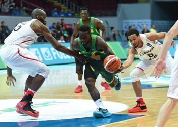 MANILA, PHILIPPINES - JULY 07: Thierno Niang (middle) of Senegal struggles to get past his Canadian defenders during their match for the FIBA 2016 Olympic Qualifying Tournament held in Manila on 07 July 2016. (Photo by George Calvelo/Anadolu Agency/Getty Images)
