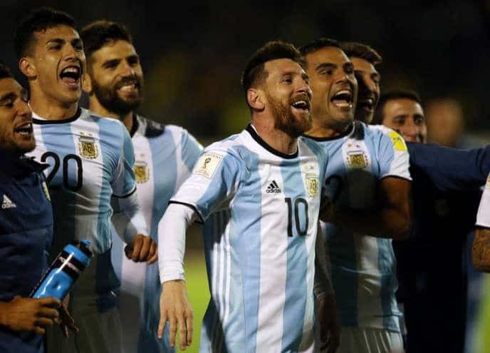 Match amical Sénégal - Argentine ? Les exigences de Lionel Messi ! - wiwsport Soccer Football - 2018 World Cup Qualifiers - Ecuador v Argentina - Olimpico Atahualpa stadium, Quito, Ecuador - October 10, 2017. Argentina's Lionel Messi and teammates celebrate at the end of the match. REUTERS/Edgard Garrido
