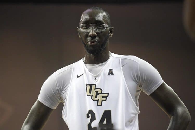 Insolite : Tacko Fall s'affiche avec la journaliste et impressionne par sa taille - wiwsport