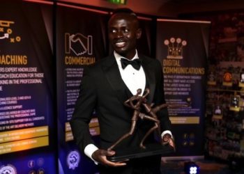PFA Awards : Sadio Mané reçoit son trophée… - wiwsport
