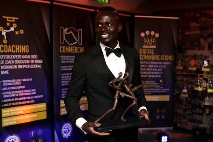 PFA Awards : Sadio Mané reçoit son trophée… - wiwsport PFA Awards : Sadio Mané reçoit son trophée… - wiwsport