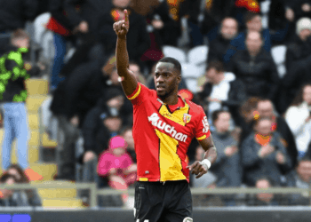 Ligue 2 : Vainqueur de Clermont (1-0), le RC Lens de Yannick Gomis reste en course pour les barrages - wiwsport