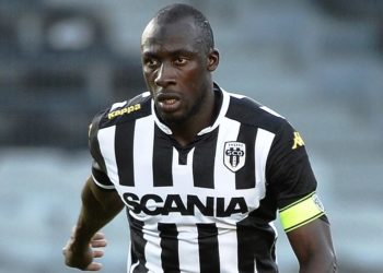 Angers' Senegalese midfielder Cheikh NDoye runs with the ball during the friendly football match between Angers and Lorient on August 1, 2015 at the Jean Bouin stadium in Angers, western France. AFP PHOTO / JEAN-SEBASTIEN EVRARD