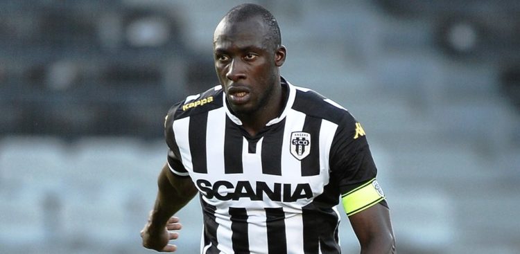 En prêt à Angers et sans club en juin prochain, quel avenir pour Cheikh Ndoye ? - wiwsport Angers' Senegalese midfielder Cheikh NDoye runs with the ball during the friendly football match between Angers and Lorient on August 1, 2015 at the Jean Bouin stadium in Angers, western France. AFP PHOTO / JEAN-SEBASTIEN EVRARD