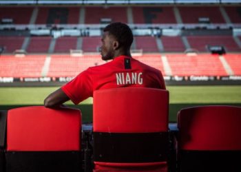 Mbaye Niang présente le nouveau maillot du Stade Rennais ! - wiwsport