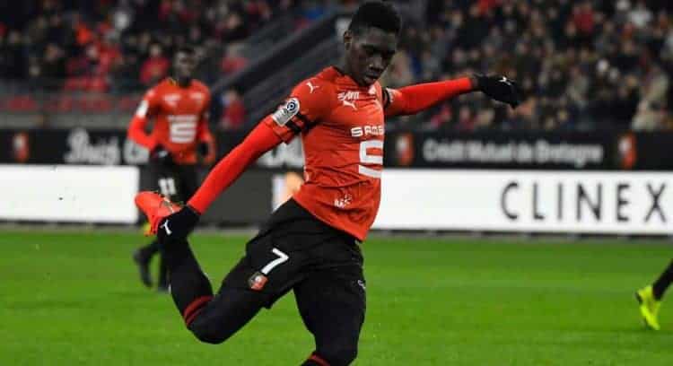 Mercato - Rennes : Le président Letang, pas chaud à l'idée de vendre Ismaïla Sarr - wiwsport Rennes' Senegalese midfielder Ismaila Sarr kicks the ball during the French Ligue 1 football match between Stade Rennais and Amiens at the Roahzon Park stadium, in Rennes, northwestern France, on February 2, 2019. (Photo by DAMIEN MEYER / AFP) (Photo credit should read DAMIEN MEYER/AFP/Getty Images)