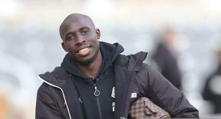 Newcastle : L'émouvant message d'adieu de Momo Diamé ! - wiwsport NEWCASTLE UPON TYNE, ENGLAND - JANUARY 06: Newcastle player Mohamed Diame arrives at the ground before the The Emirates FA Cup Third Round match between Newcastle United and Luton Town at St James' Park on January 6, 2018 in Newcastle upon Tyne, England. (Photo by Ian MacNicol/Getty Images)