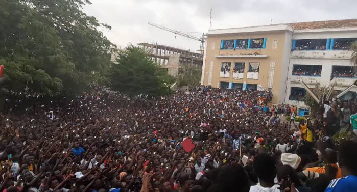 Sadio Mané à l'UCAD - Ambiance chaotique : les étudiants assiègent la loge officielle à coups de pierres - wiwsport Sadio Mané à l'UCAD - Ambiance chaotique : les étudiants assiègent la loge officielle à coups de pierres - wiwsport