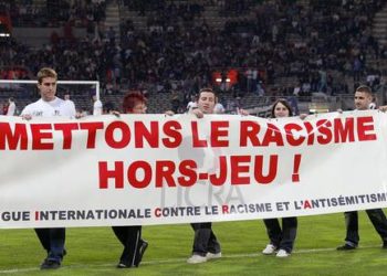 FOOTBALL - FRENCH CHAMPIONSHIP 2005/2006 - FC TOULOUSE v GIRONDINS BORDEAUX - 22/10/2005 - MANIFESTATION AGAINST RACISM INSIDE THE FRENCH STADIUM  

PICTURE NOT INCLUDED IN THE CONTRACT