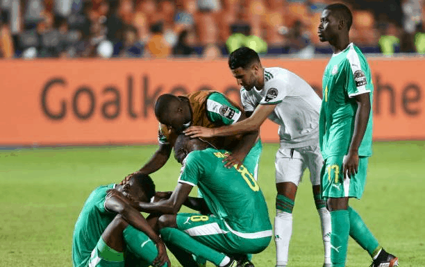 Finale Sénégal/Algérie : la détresse des joueurs sénégalais après la désillusion - wiwsport Finale Sénégal/Algérie : la détresse des joueurs sénégalais après la désillusion - wiwsport