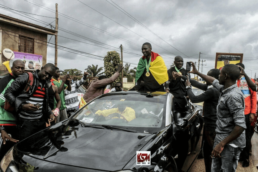 En images - l'accueil triomphal des arbitres camerounais de la finale ...