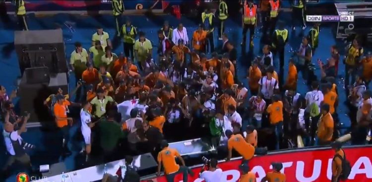 CAN 2019 : Accrochages entre les joueurs algériens et la sécurité égyptienne à l'issue de la finale - wiwsport CAN 2019 : Accrochages entre les joueurs algériens et la sécurité égyptienne à l'issue de la finale - wiwsport