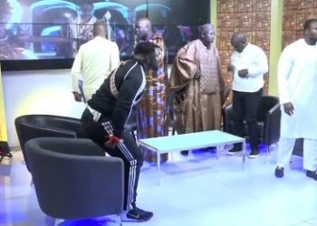 Face à Face Modou Lô vs Eumeu Sène : Echauffourées entre les clans des lutteurs ! - wiwsport