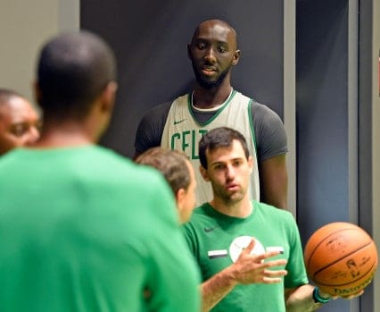 Summer league: Boston n'envisage pas d’intégrer Tacko Fall dans le groupe - wiwsport BOSTON, MA - JULY 2: Tacko Fall participates during Celtics Summer League at the Auerbach Center in Boston, Massachusetts on July 2, 2019. (Staff Photo By Christopher Evans/MediaNews Group/Boston Herald)