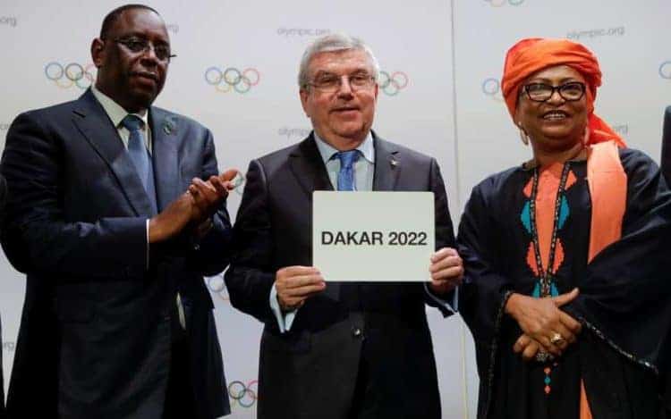 JOJ-2022 : Le Sénégal attend 4000 athlètes, 1800 officiels et 700 journalistes - wiwsport Senegal's President Macky Sall and International Olympic Committee (IOC) President Thomas Bach, alongside mayor of Dakar Soham El Wardini, pose after signing the contract for 2022, when Senegal will host the Youth Olympic Games, at the 133rd IOC session in Buenos Aires, Argentina October 8, 2018. Natacha Pisarenko/Pool via REUTERS - RC11C1E94180