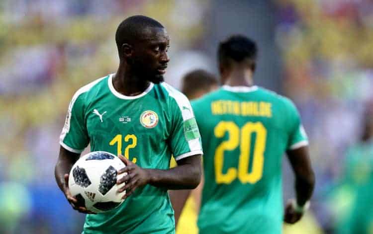 CAN 2019 - Sénégal : La constance de Youssouf Sabaly ! - wiwsport SAMARA, RUSSIA - JUNE 28: Youssouf Sabaly of Senegal holds the match ball during the 2018 FIFA World Cup Russia group H match between Senegal and Colombia at Samara Arena on June 28, 2018 in Samara, Russia. (Photo by Maddie Meyer/Getty Images)